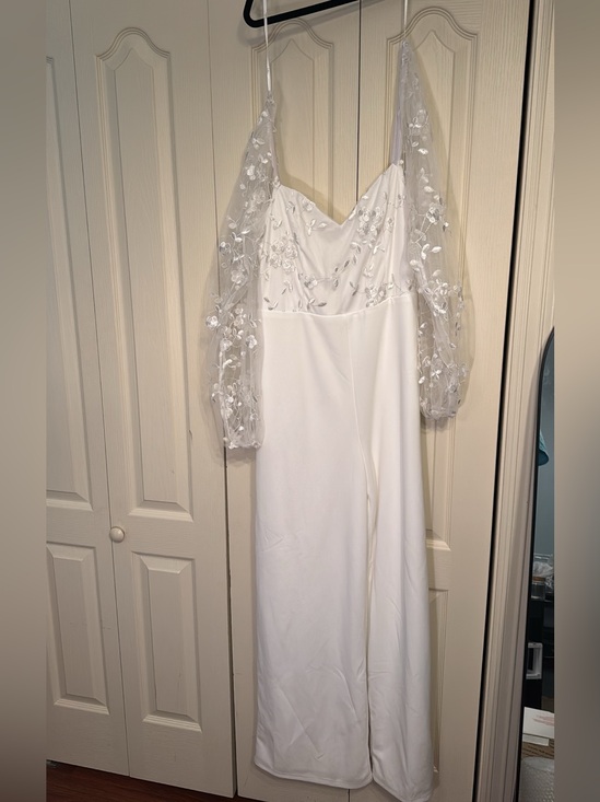 Lulus Pants - Lulus white jumpsuit like new! Size Large. No stains or callouts!
